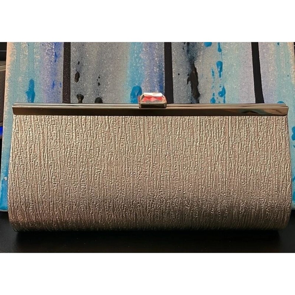 Lulu Townsend Silver kiss lock clutch doesn’t have inside chain